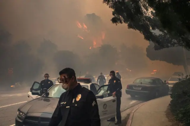 Polícia em operações para os incêndios de Los Angeles
