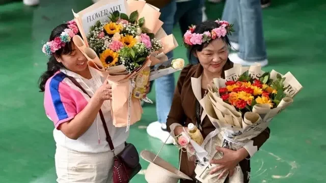Mulheres com buquês de flores