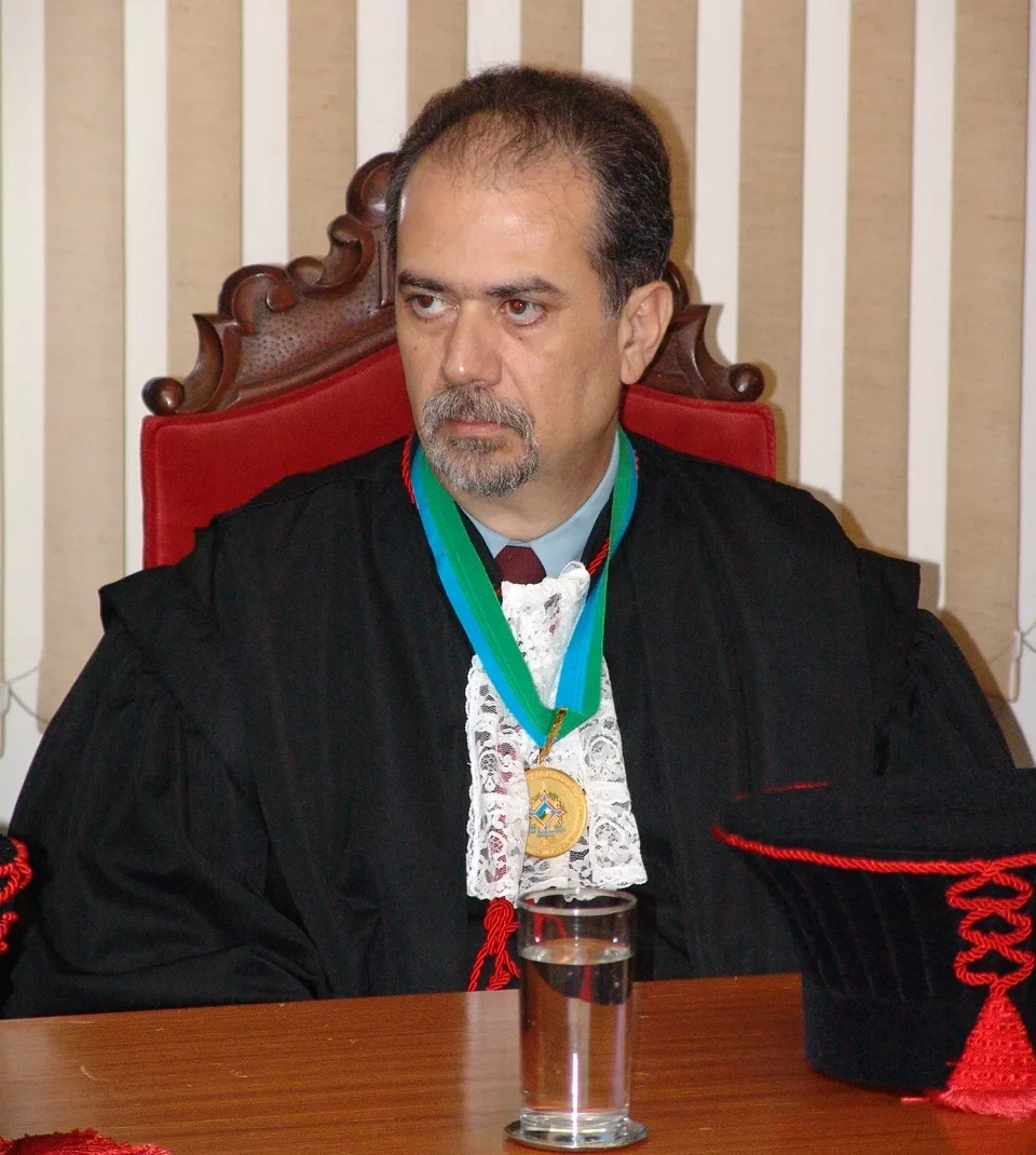 Fotografia mostra desembargador Walter Waltenberg vestido com toga e medalha