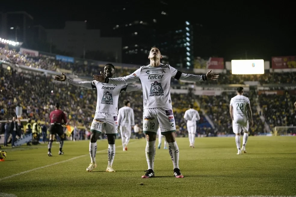 James Rodríguez e Stiven Mendoza comemoram gol marcado em América-MEX x León — Foto: León/Divulgação