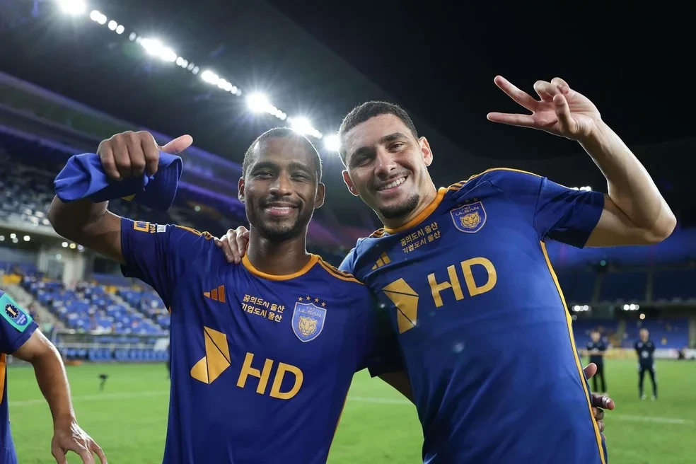 Yago Cariello, à direita, comemora título com o Ulsan — Foto: Divulgação