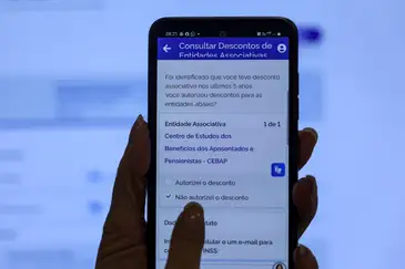 Brasília (DF), 14/05/2025 - Aposentada Neide Maria, recebeu o aviso no APP meu INSS, que teve desconto associativo nos últimos 5 anos. A partir desta quarta-feira (14), os aposentados e pensionistas do Instituto Nacional do Seguro Social (INSS) podem requerer a devolução de valores descontados indevidamente nos últimos anos. O pedido deve ser feito por meio do aplicativo Meu INSS, pelo site de mesmo nome ou pelo telefone 135. Foto: Joédson Alves/Agência Brasil