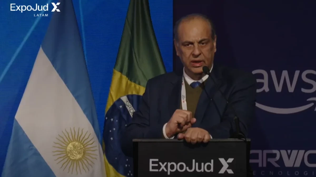 A imagem mostra o presidente do TJRO palestrando no evento 