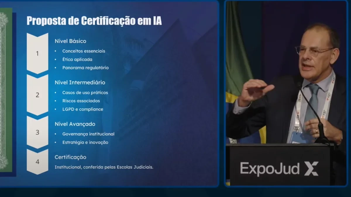 A foto mostra o diretor da Emeron palestrando no evento