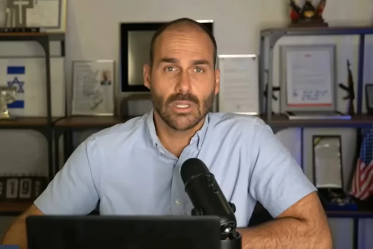 Imagem colorida de Eduardo Bolsonaro em live