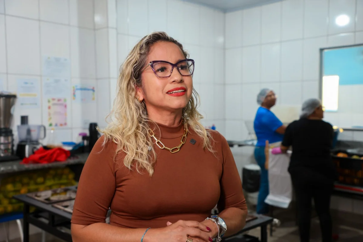 De acordo com a Erika Navarro, são cerca de 380 alunos que recebem alimentação de qualidade todos os dias