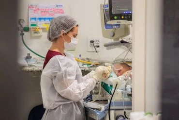 Eliana Regina juntamente com a filha, resolveram trabalhar com abelhas desde 2022
