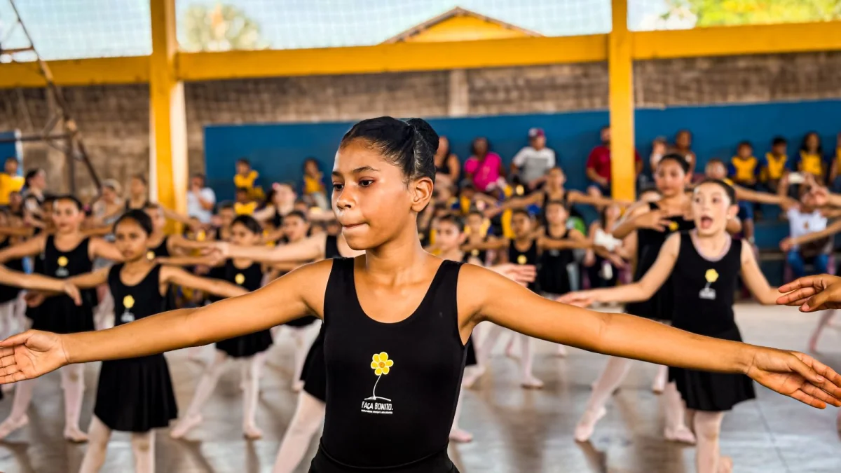 Projeto conta com 100 alunos e faz a diferença na vida da bailarina Laura Paiva