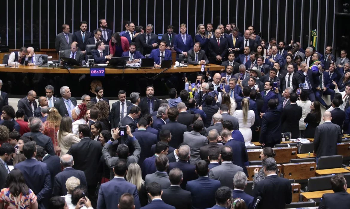 Câmara aprova urgência para projeto de anistia a golpistas