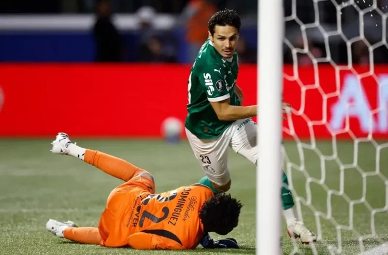 Em noite mágica, Palmeiras goleia LDU com dois de Veiga e vai à final da Libertadores