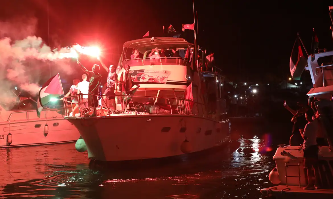 Reuters/Mohammed Mdalla/Proibida reprodução TUNIS, TUNISIA - SEPTEMBER 16: The Deir Yasin vessel from the Maghreb Sumud Convoy set sail from Sidi Bu Said port during night as the boats of the Global Sumud Flotilla Flotilha continue to head towards Gaza to deliver humanitarian aid, in Tunis, Tunisia on September 16, 2025. Mohammed Mdalla / AnadoluNo Use USA No use UK No use Canada No use France No use Japan No use Italy No use Australia No use Spain No use Belgium No use Korea No use South Africa No use Hong Kong No use New Zealand No use Turkey