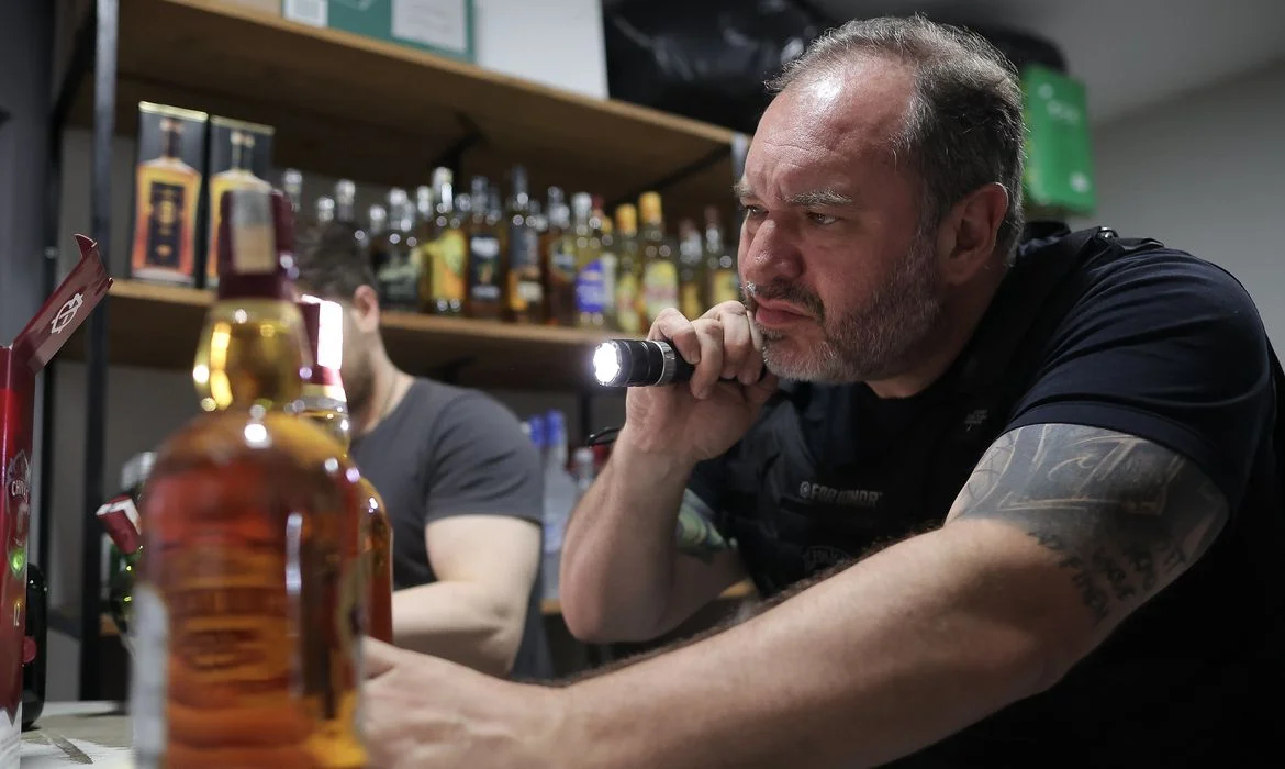 PABLO JACOB/governo de São Paulo São Paulo- 05/10/2025- Governo de SP intensifica fiscalizações contra falsificação de bebidas e ultrapassa 7 mil garrafas apreendidas. Foto: Pablo Jacob/Governo de São Paulo