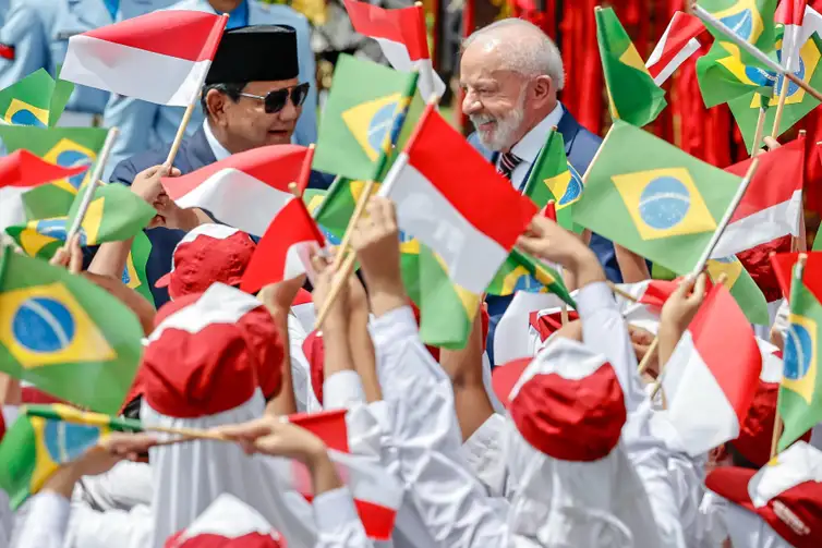 Jacarta, 23/10/2025 - Presidente da República, Luiz Inácio Lula da Silva, acompanhado do presidente de Jacarta, Prabowo Subianto, durante chegada no Palácio Merdeka. Foto: Ricardo Stuckert/PR