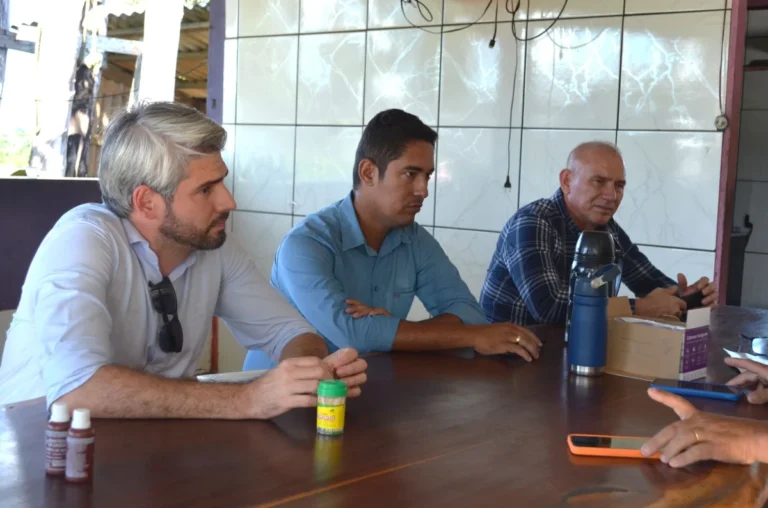 Ezequiel Neiva garante recurso para aquisição de retroescavadeira para Theobroma