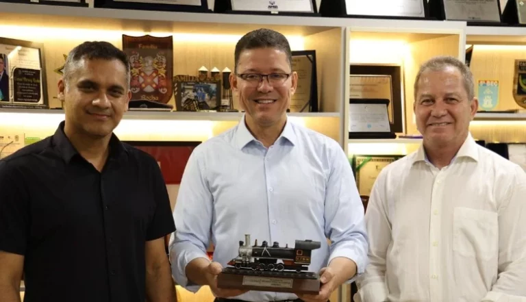 Integrantes do MPRO se reúnem com governador Marcos Rocha e entregam homenagem da Ampro