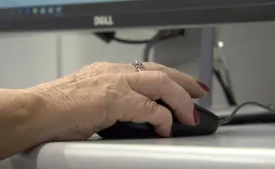Idosos têm que se adaptar cada vez mais com o mundo tecnológico