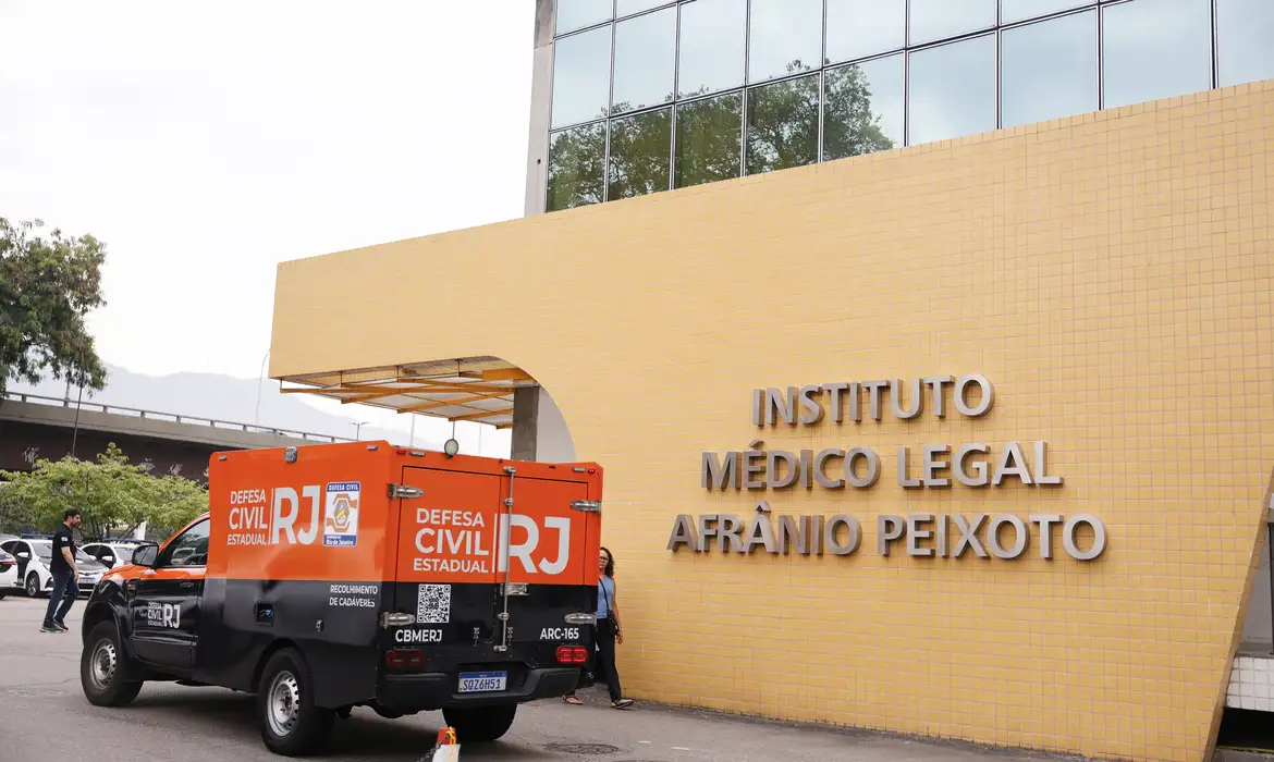 Tânia Rêgo/Agência Brasil Rio de Janeiro (RJ), 29/10/2025 - Carro da Defesa Civil chega no Instituto Médico-Legal após o resgate de dezenas de corpos por moradores da Comunidade da Penha, na zona norte do Rio de Janeiro. Corpos são resgatados por moradores para a Praça São Lucas, na Penha, zona norte do Rio de Janeiro. Operação Contenção.
Foto: Tânia Rêgo/Agência Brasil