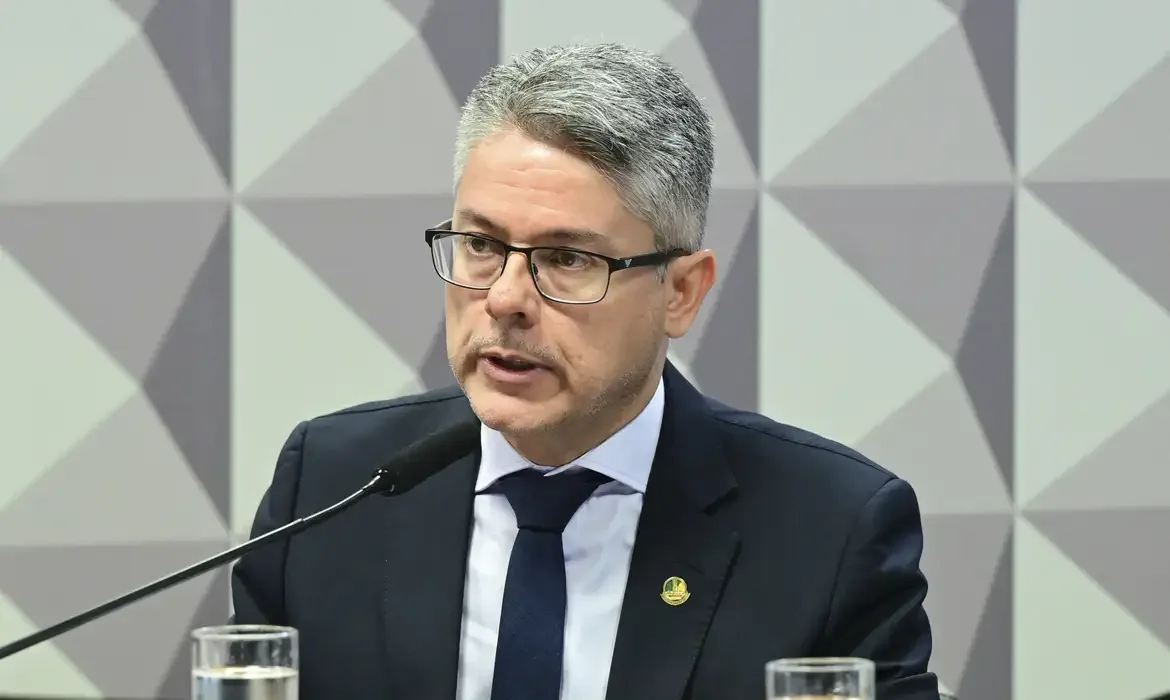 CPI do Crime Organizado (CPICRIME) realiza reunião para ouvir dois convidados. Os depoimentos colaboram com as investigações em andamento sobre o avanço do crime organizado no país. A finalidade da comissão é apurar a atuação, expansão e o funcionamento de organizações criminosas no território brasileiro, em especial de facções e milícias, de modo a permitir a identificação de soluções adequadas para o seu combate, especialmente por meio do aperfeiçoamento da legislação atualmente em vigor. Mesa: relator da CPICRIME, senador Alessandro Vieira (MDB-SE). Foto: Geraldo Magela/Agência Senado