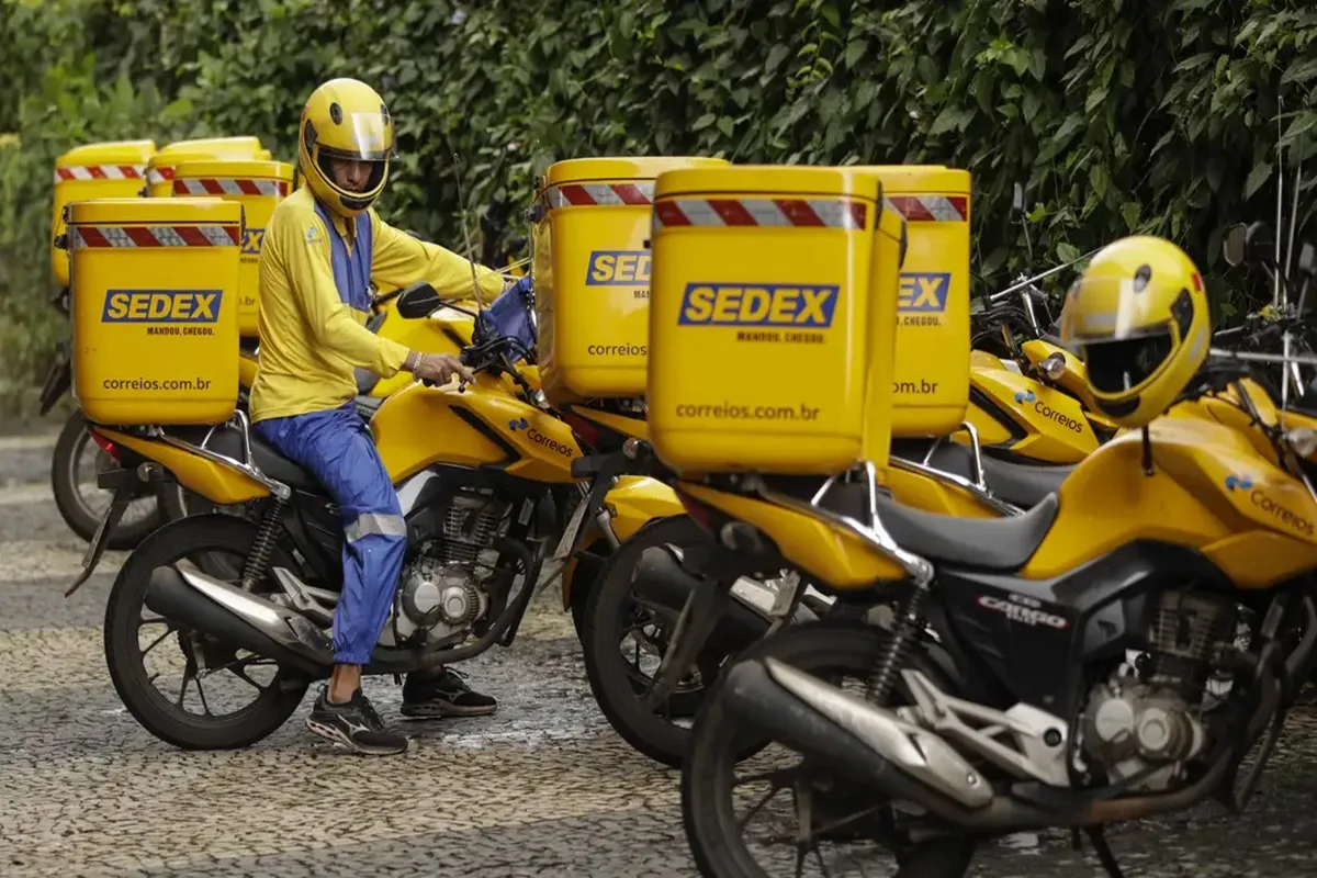 O salário inicial dos aprovados para as vagas de carteiro será de R$ 2.429,26.