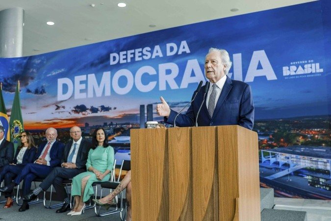 Num dos últimos atos à frente do Ministério da Justiça, Lewandowski participou da cerimônia em defesa da democracia, no Palácio do Planalto - (crédito: Ricardo Stuckert/PR)