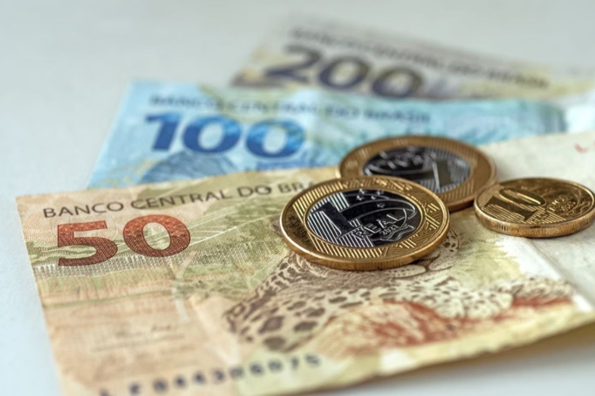 Cerca de 70 categorias de profissionais serão beneficiadas pelo aumento para R$ 1,8 mil do salário mínimo paulista. Valor sobe nesta terça - Metrópoles