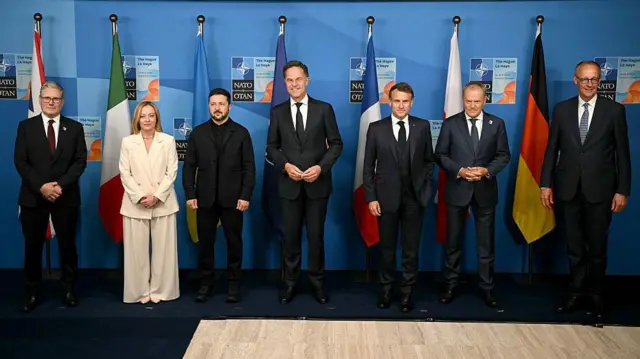 Da esquerda para a direita: o primeiro-ministro do Reino Unido, Keir Starmer; a primeira-ministra da Itália, Giorgia Meloni; o presidente da Ucrânia, Volodymyr Zelensky; o secretário-geral da Otan, Mark Rutte; o presidente da França, Emmanuel Macron; o primeiro-ministro da Polônia, Donald Tusk; e o chanceler da Alemanha, Friedrich Merz.