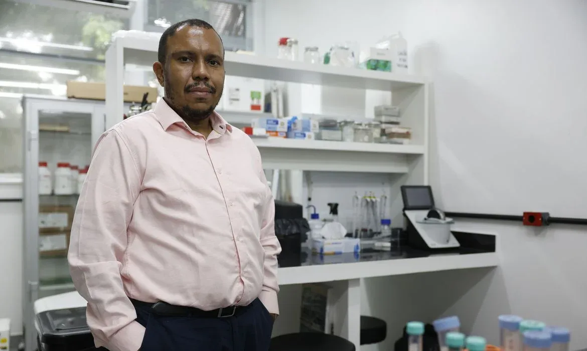 Fernando Frazão/Agência Brasil Rio de Janeiro (RJ), 12/03/2026 – Entrevista com o pesquisador da UFRJ Mychael Lourenço, que estuda Alzheimer e recebeu o prêmio ALBA-Roche Prize for Excellence in Neuroscience Reserach em 2026. Foto: Fernando Frazão/Agência Brasil