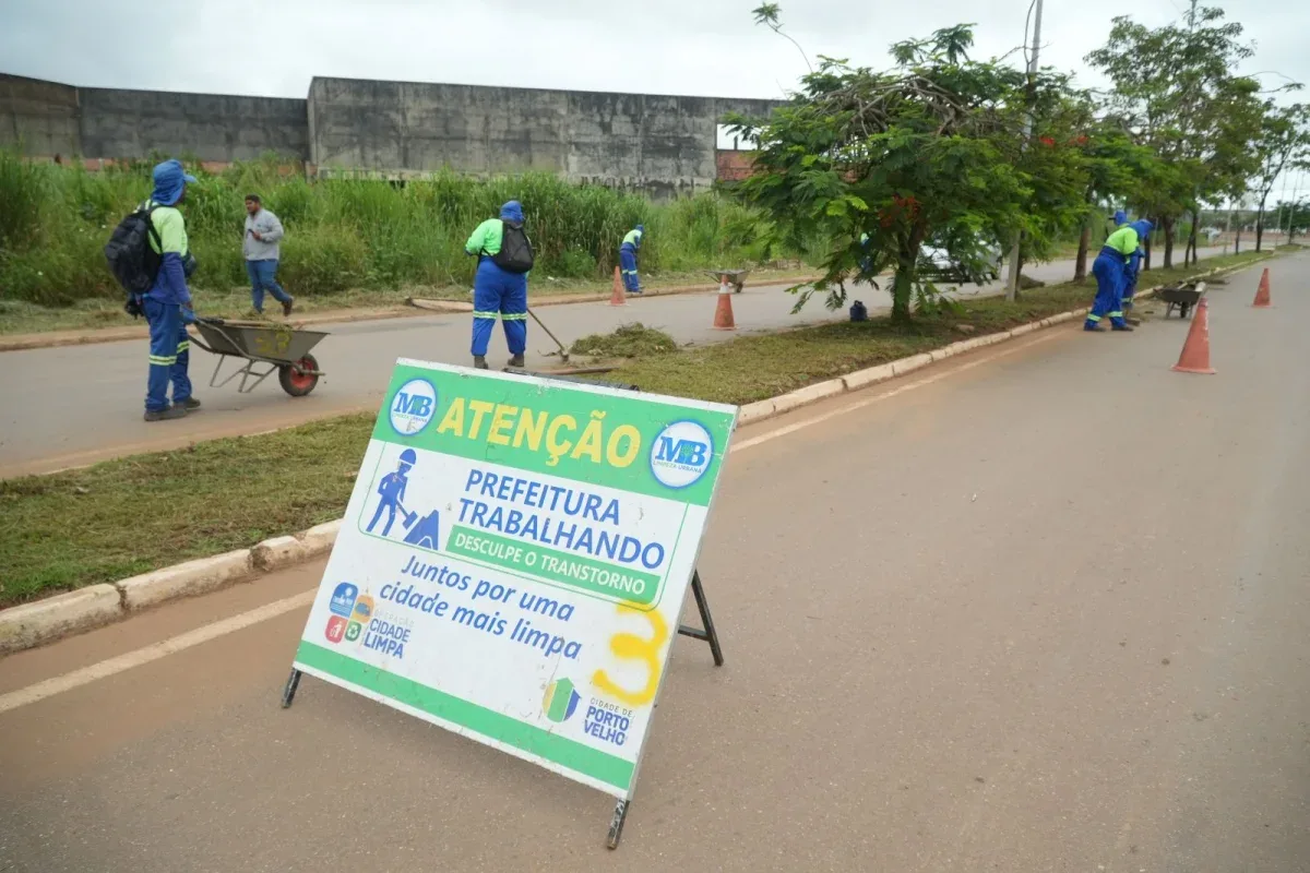 Na manhã da última quinta-feira (26), equipes realizaram no local serviços de limpeza, incluindo varrição, roçagem, manutenção do canteiro central