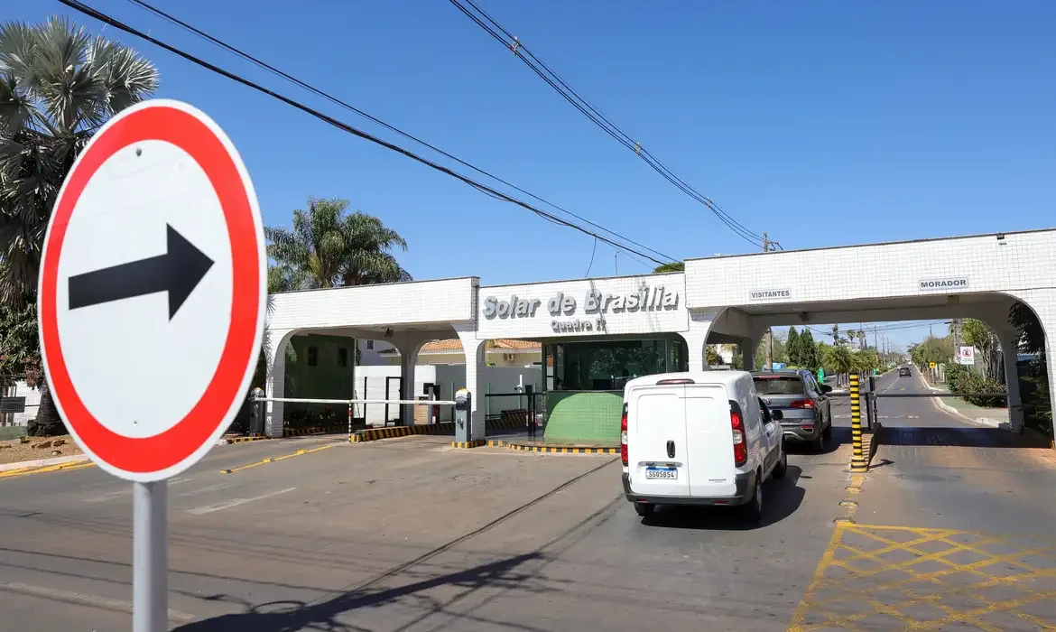 Fabio Rodrigues-Pozzebom/ Agência Brasil Brasília (DF) 07/08/2025 Fachada do condomínio Solar de Brasília, onde mora e cumpre prisão domiciliar o ex-presidente Jair Bolsonaro. Foto: Fabio Rodrigues-Pozzebom/ Agência Brasil