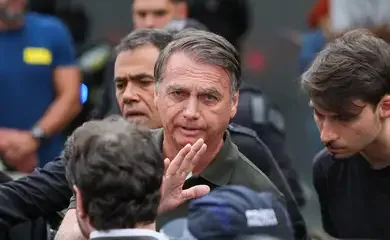 Brasília (DF) 14/09/2025 O ex-presidente Jair Bolsonaro, acompanhado de seu filho, Jair Renan, deixa hospital sob forte esquema de segurança, após passar por procedimentos. Foto: Fabio Rodrigues-Pozzebom/ Agência Brasil