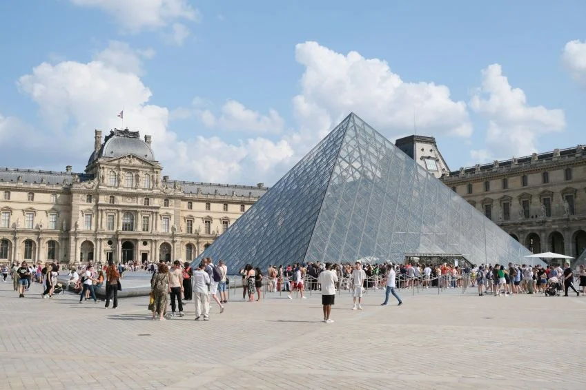 Museu do Louvre é um dos pontos turísticos mais famosos de Paris • Unsplash