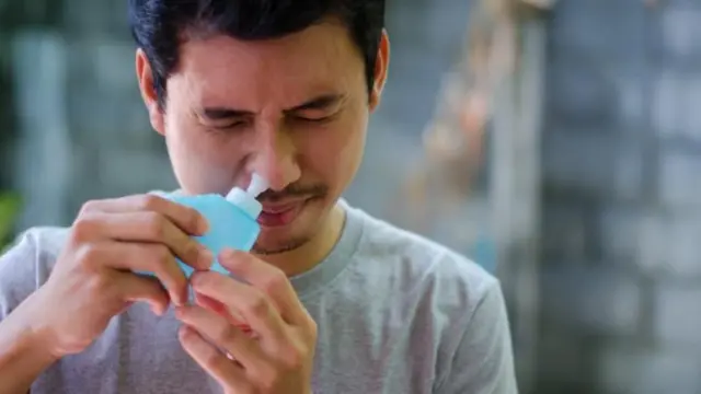 Homem lavando o nariz 