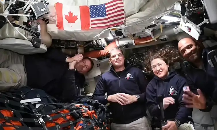 Nasa/Divulgação The Artemis II crew – NASA Astronaut Reid Wiseman Wiseman (far left), CSA (Canadian Space Agency) Astronaut Jeremy Hansen (center left) and NASA astronauts Christina Koch (center right) and Victor Glover (right) participated in a live media event in the Orion spacecraft during Flight Day 4. and seen live on the agency’s 24/7 coverage. Foto: NASA/Divulgação