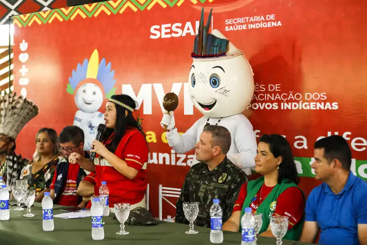 Fábio Maciel/MS Mâncio Lima (AC), 13/04/2026 - O Ministério da Saúde, por meio da Secretaria de Saúde Indígena (SESAI), anunciou o Mês de Vacinação dos Povos Indígenas (MVPI) para 2026. A iniciativa foi anunciada pela secretária Lucinha Tremembé nesta manhã, na aldeia Barão do Rio Branco. A campanha busca ampliar o acesso à imunização em territórios indígenas, especialmente em áreas de difícil acesso. O MVPI contará com mais de 2,5 mil trabalhadores mobilizados para ampliar a imunização nos 34 DSEI do país. Foto: Fábio Maciel/MS