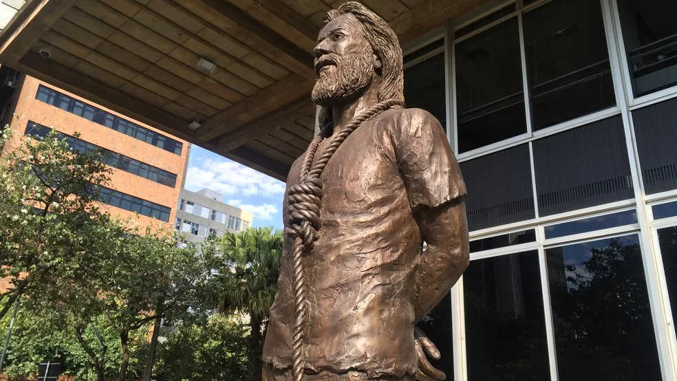 Uma estátua de Tiradentes foi instalada na ALMG, em abril de 2014 — Foto: Raquel Freitas/G1