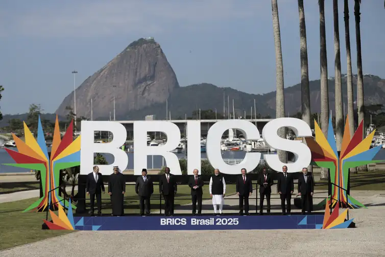 Joédson Alves/Agência Brasil Rio de Janeiro (RJ), 06/07/2025 - Foto ofical do Brics com seus membros.Da esquerda para direita: Minister Sergei Lavrov (Rússia), Khaled bin Mohamed Al Nahyan (Emirados), Prabowo Subianto (Indonésia) Cyril Ramaphosa (África do sul) Luiz Inácio Lula da Silva (Brasil) Primeiro ministro, Narendra Modi (Índia) Premier Li Qiang (China) Abiy Ahmed (Etiópia) Mostafa Madbouly (Egito) Abbas Araghchi (Irã) Foto: Joédson Alves/Agência Brasil