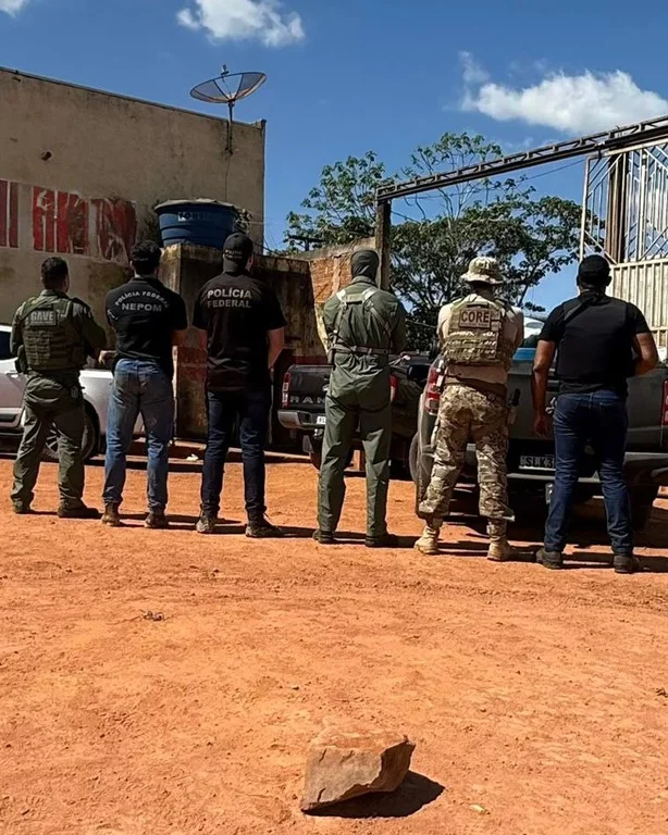 PF prende cinco pessoas e apreende 1.900 litros de combustível contrabandeado em Guajará-Mirim