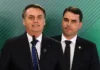 Decisão de Moraes deixa Flávio impossibilitado de visitar Bolsonaro até depois do 1º turno