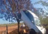 Carro fica pendurado em árvore após acidente na área rural de São Miguel