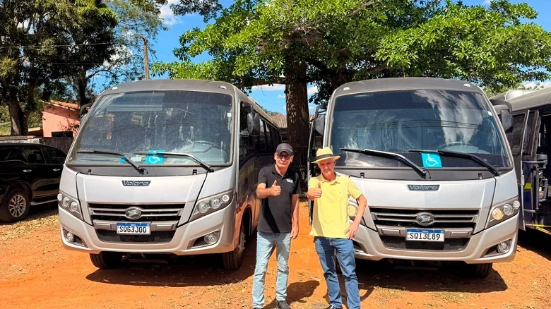 Em Ouro Preto d’Oeste, senador Bagattoli entrega dois micro-ônibus para atender pacientes do SUS