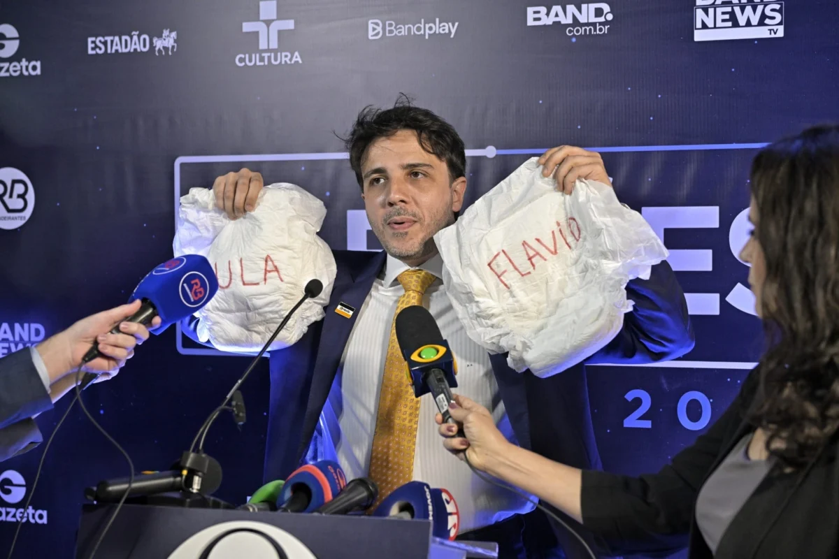 Renan Santos provocou Lula e Flàvio com fraldas na chegada ao debate