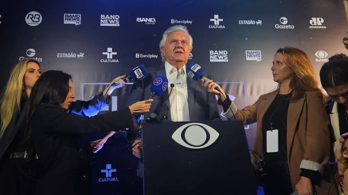 Caiado fala com jornalistas na chegada ao debate na Band