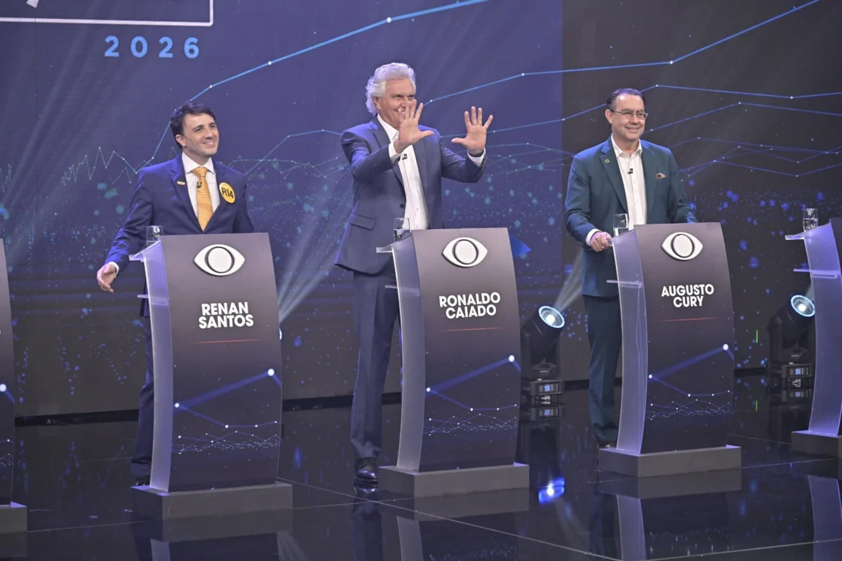 Candidatos posicionados para o debate