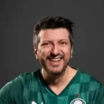 Lito Sousa sorrindo com camisa verde
