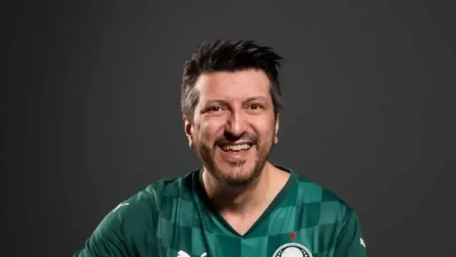 Lito Sousa sorrindo com camisa verde