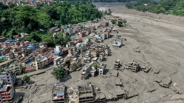 Vista aérea da margem alagada, com casas e prédios parcialmente submersos, em Trishuli Bazar, no distrito de Nuwakot, no Nepal.