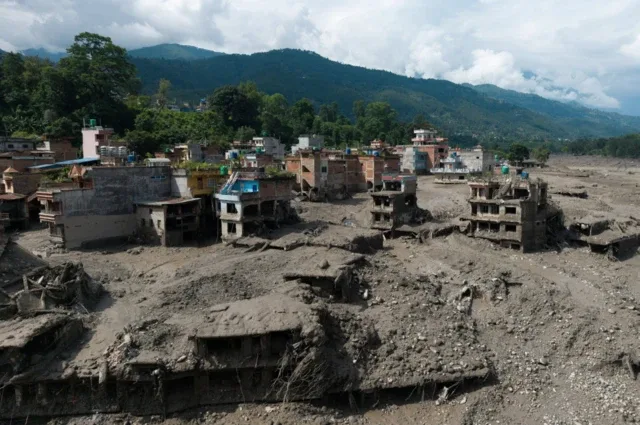 Uma imagem captada por um drone mostra o lodo que cobre as propriedades após uma enchente repentina no rio Trishuli, no distrito de Nuwakot, no Nepal