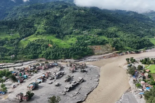 Cidade no Nepal soterrada em lama