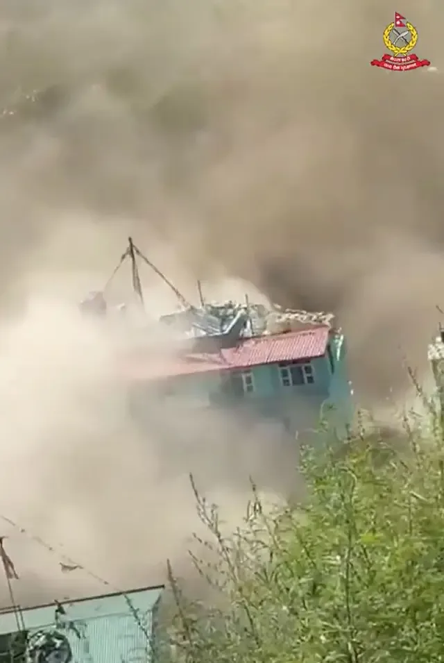 Imagem de um vídeo do momento em que a avalanche atinge uma residência na bacia do rio Trishuli
