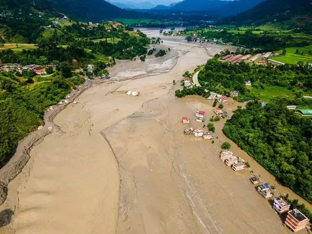 Uma vista aérea da enchente do rio Bhotekoshi e das casas afetadas nas margens